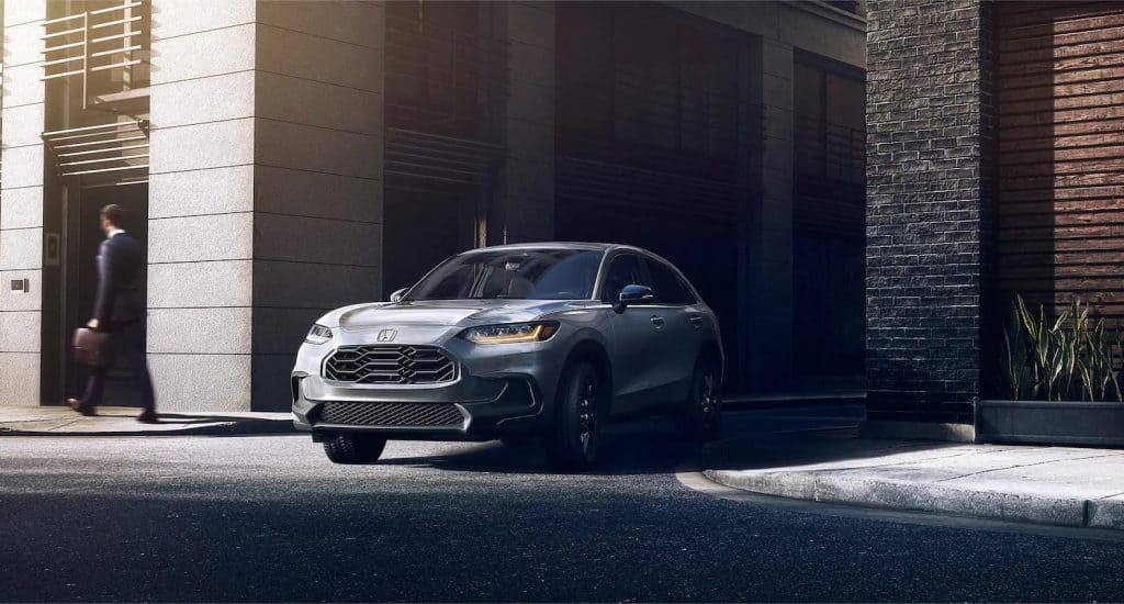 Como os nomes dos carros são definidos pelas montadoras Quando um carro é lançado, uma das primeiras coisas que são apresentadas ao consumidor é o nome. E a escolha vai muito além de uma palavra bonita ou fácil de pronunciar, pois ela precisa ter significado, gerar impacto e criar uma identidade capaz de acompanhar o veículo por anos. As grandes marcas sabem disso e, assim, investem tempo e dinheiro em estudos que envolvem especialistas de diferentes áreas. SUV Honda HR-V é o novo SUV da montadora japonesa
