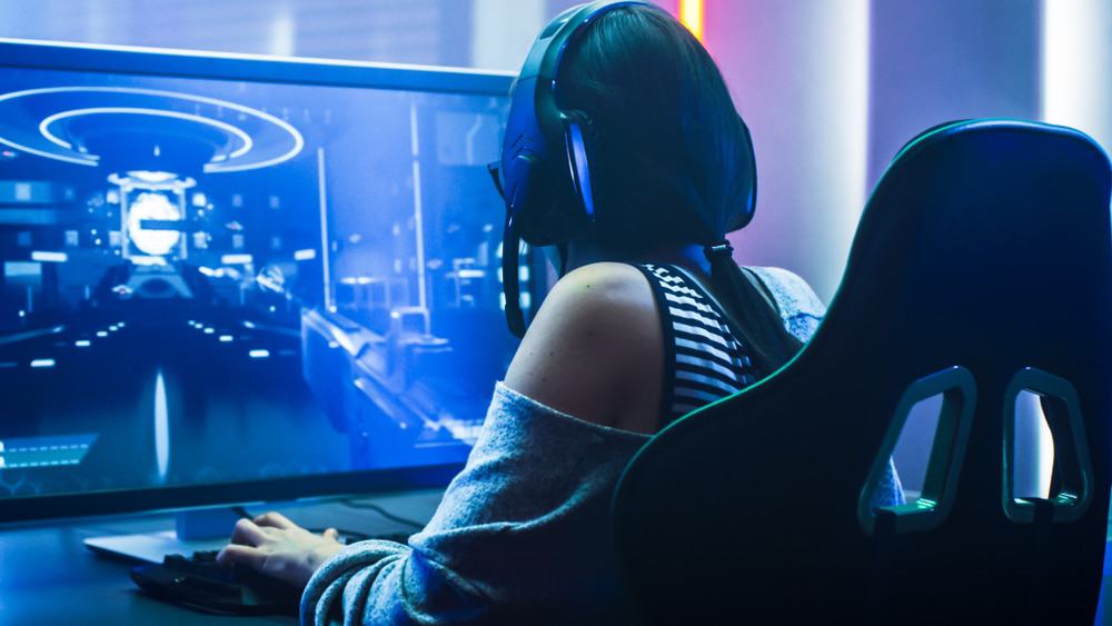 mulher jogando online