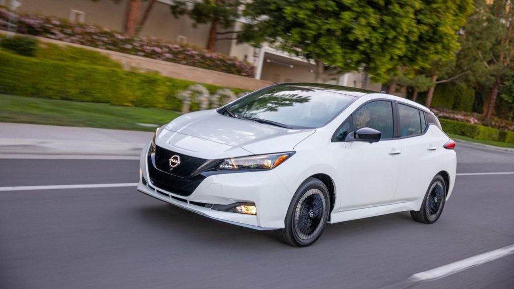 Nissan Leaf 2023 em rodovia