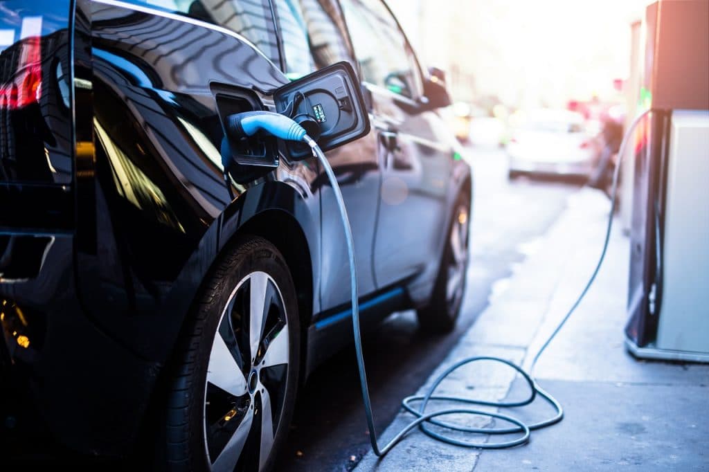 Mais de 12 milhões de carros elétricos já foram vendidos no mundo em 2025 As vendas globais de veículos elétricos (EVs), considerando 100% elétricos e híbridos plug-in, somaram 12,5 milhões de unidades entre janeiro e agosto de 2025, um aumento de 25% em relação ao mesmo período de 2024, segundo a consultoria Rho Motion. Imagem ilustrativa para recarga de carros elétricos