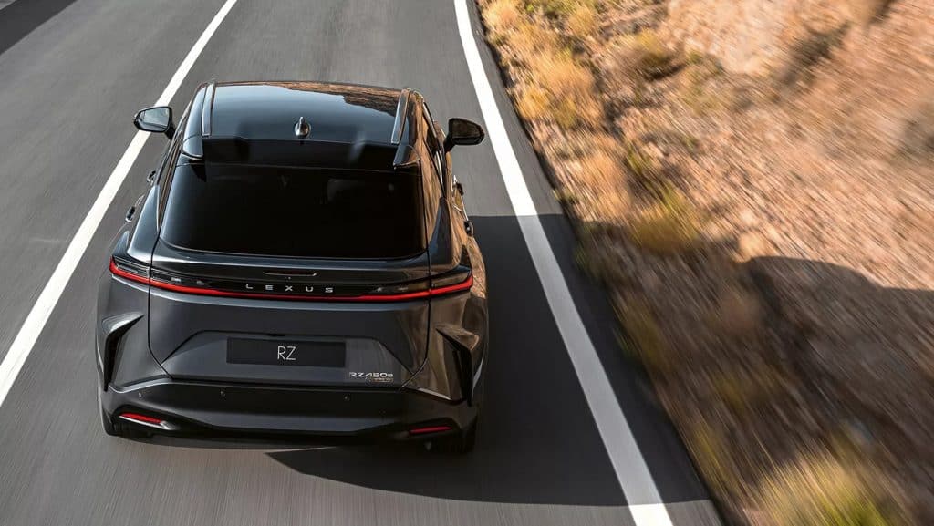 Veículo elétrico da Lexus visto de cima e por trás