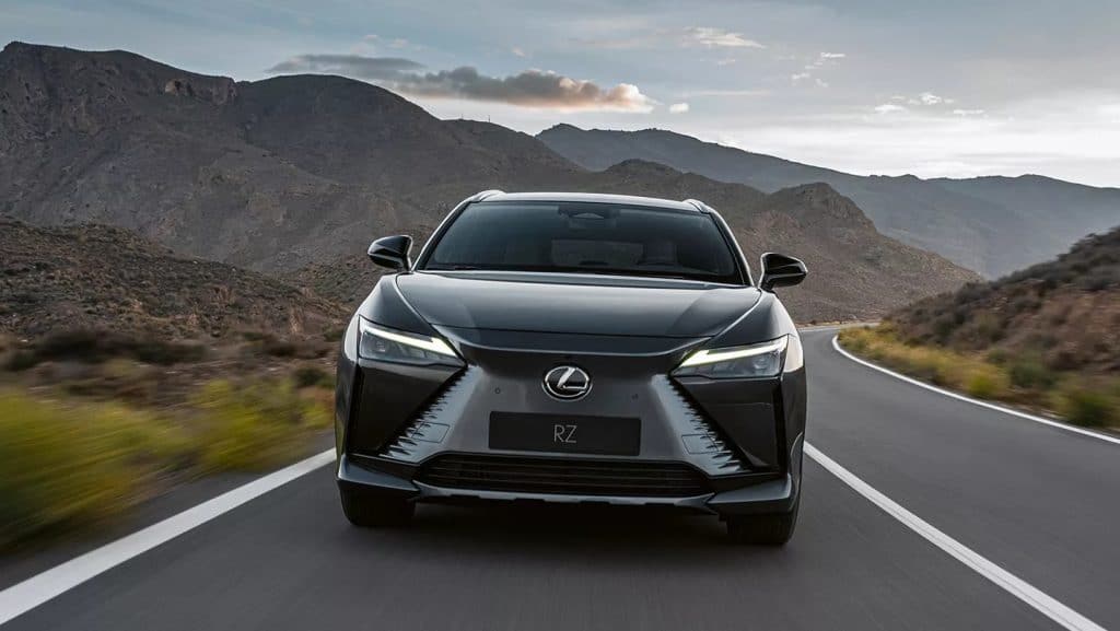 Parte da frente do veículo da marca de luxo da Toyota