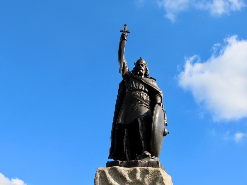 Um monumento ao Rei Alfredo, O Grande, que impediu que a Inglaterra fosse tomada pelos vikings vindos da Dinamarca: estudo sugere que reis antigos da Inglaterra comiam na mesma quantidade que seus súditos