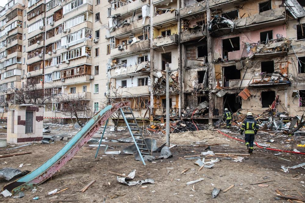 guerra rússia ucrânia - prédio bombardeado em kiev