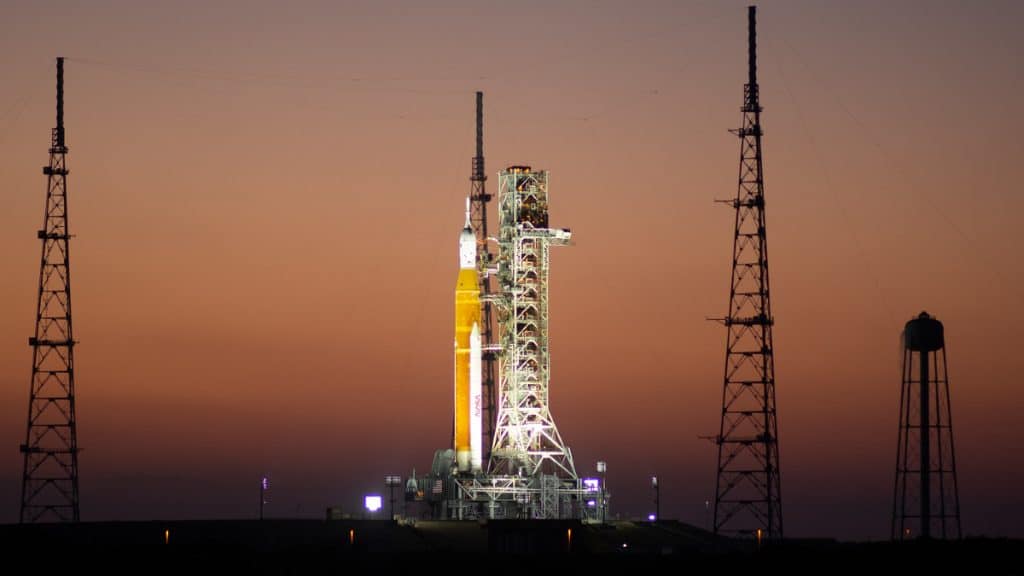 Abastecimento do SLS, que vai levar a missão Artemis-1 para a Lua na plataforma 39B do Kennedy Space Center em Cabo Canaveral, Flórida