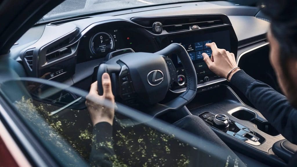 Detalhe de manche no Lexus RZ4 elétrico