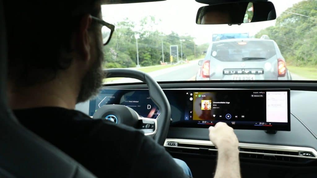 BMW iX no congestionamento