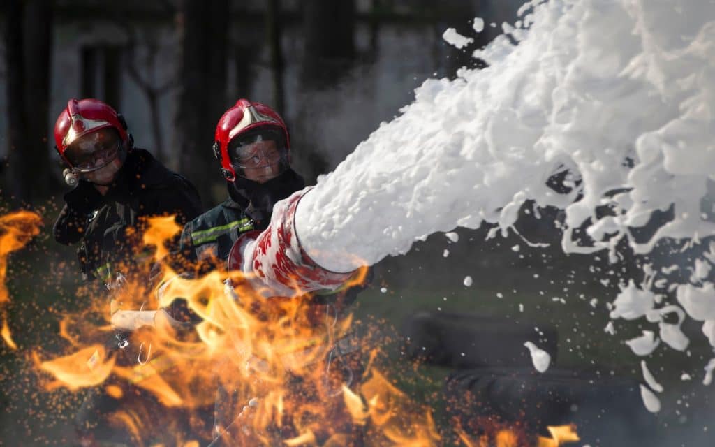 Bombeiros apagam fogo com espuma
