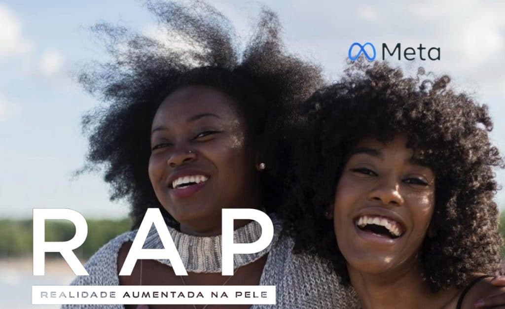 Duas mulheres pretas sorrindo