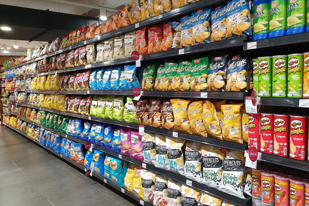 Corredor de marcado com diversos alimentos industrializados