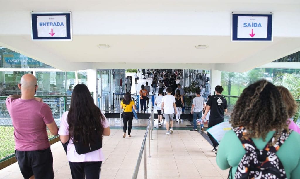enem, alunos indo fazer prova, imagem valter campanato agência brasil