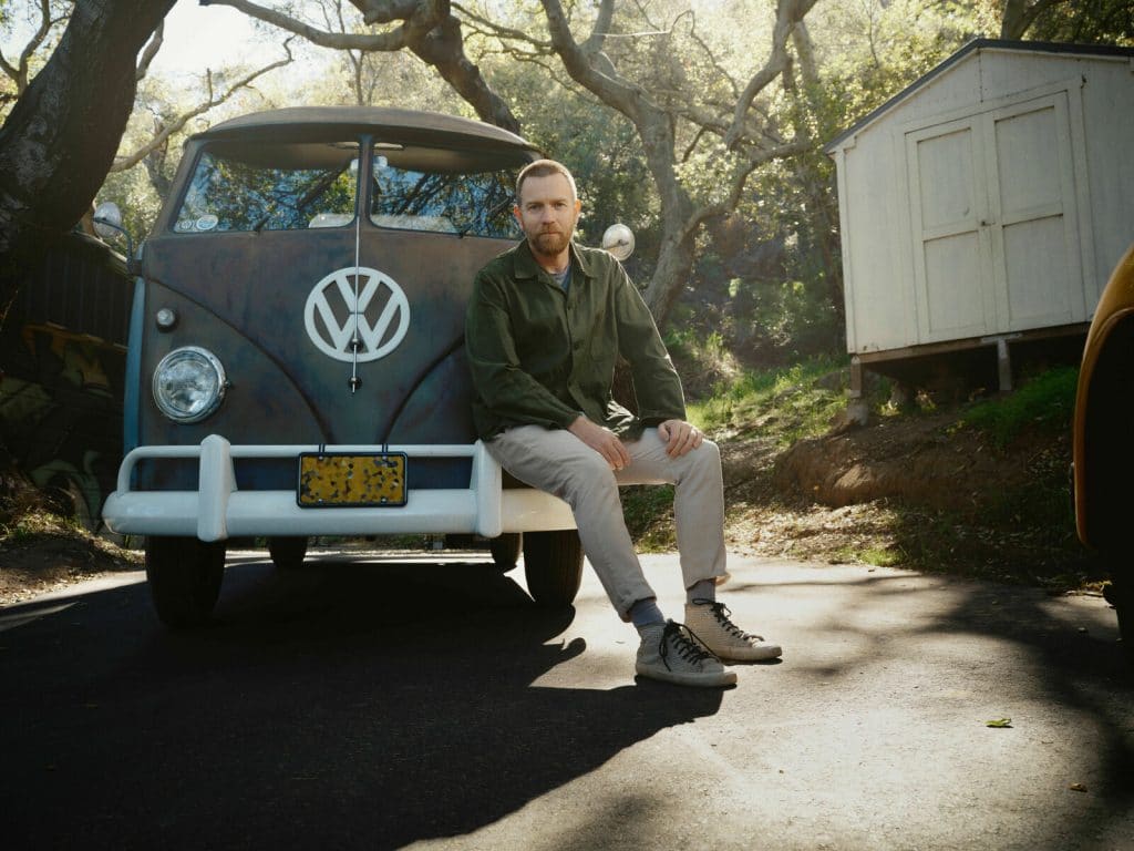 O ator Ewan e uma Kombi de sua coleção
