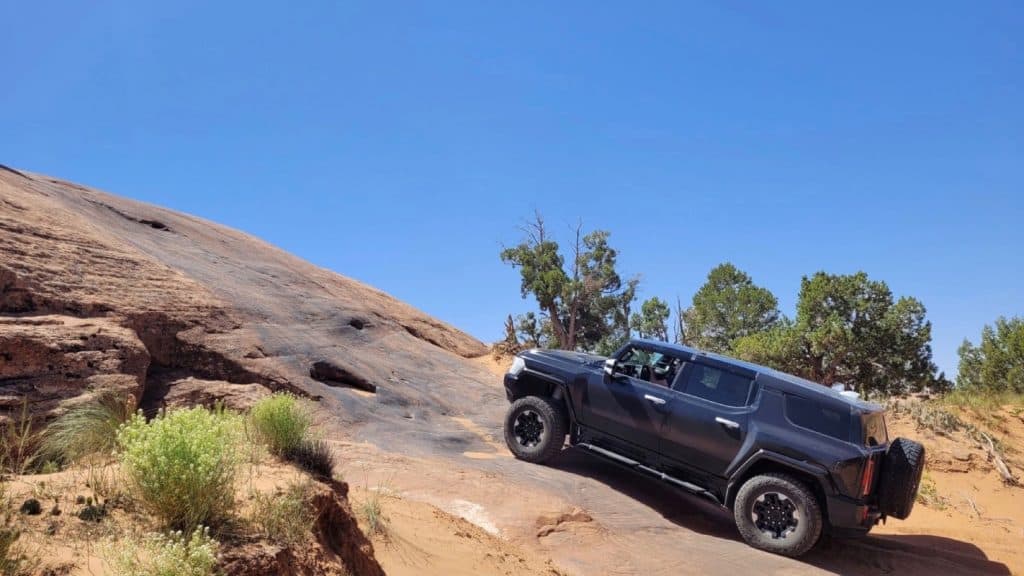 SUV elétrico Hummer subindo uma trilha