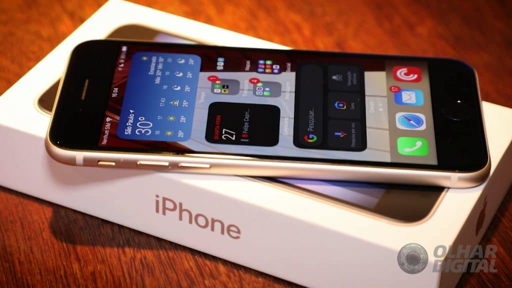 iPhone SE (2022) (Imagem: Mario Kurth/Olhar Digital)