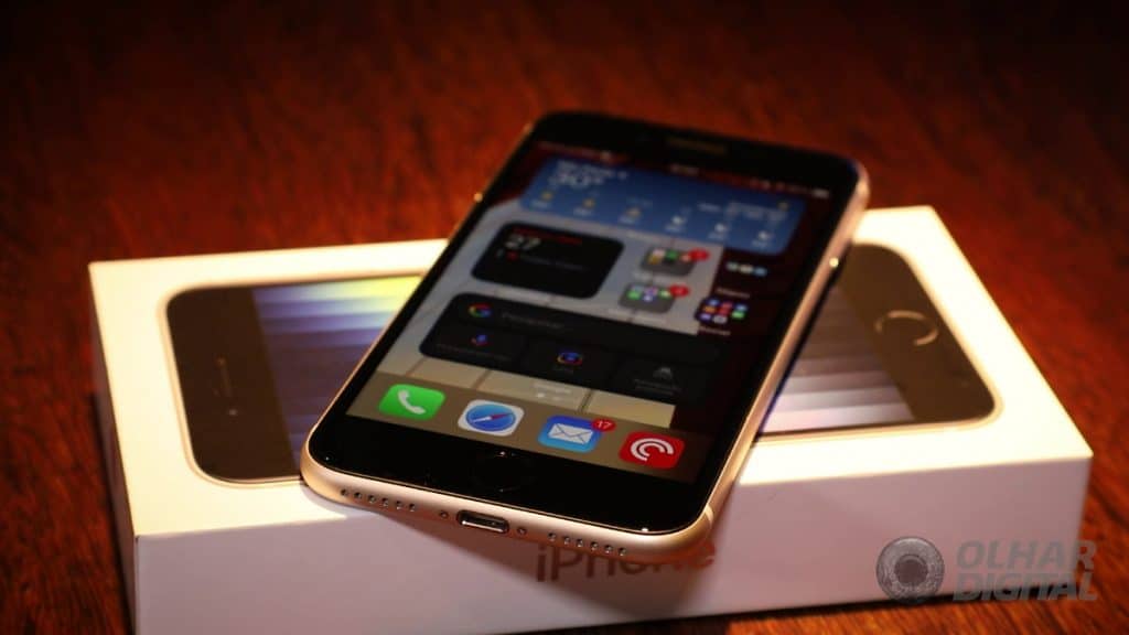 iPhone SE (2022) (Imagem: Mario Kurth/Olhar Digital)