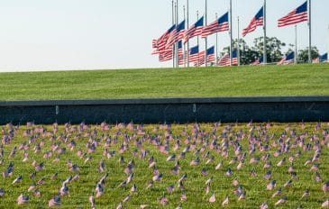 Bandeiras dos EUA representando as vítimas da Covid-19