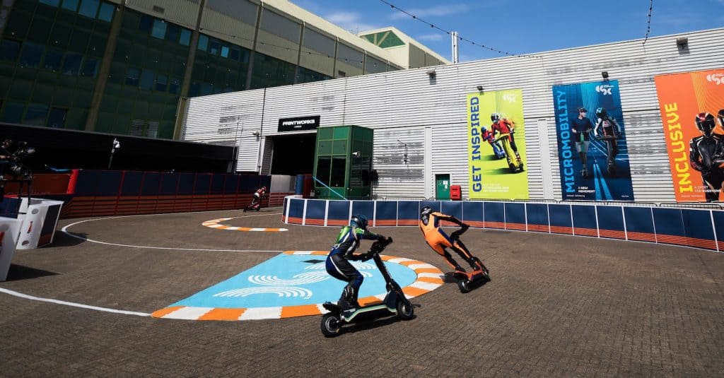 Parte do circuito com os patinetes elétricos correndo