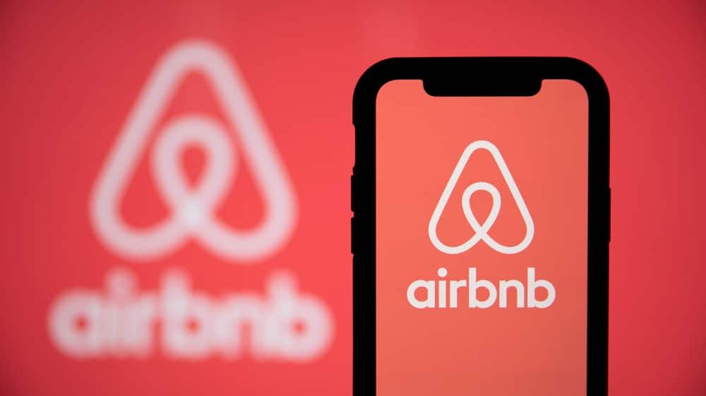 Logotipo da empresa de aluguel de temporada Airbnb em uma tela de celular