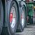 Rodas de caminhão para ilustrar um projeto de lei que pretende que os clientes paguem pelo combustível utilizado pelos caminhoneiros