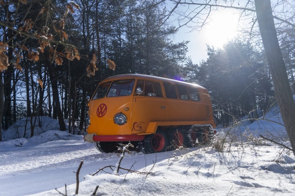 Volkswagen Kombi com trilhos de tanque