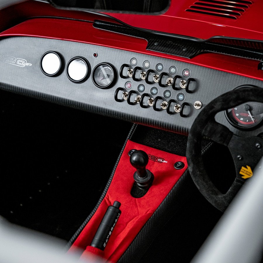 Parte interna do cockpit do novo Seven