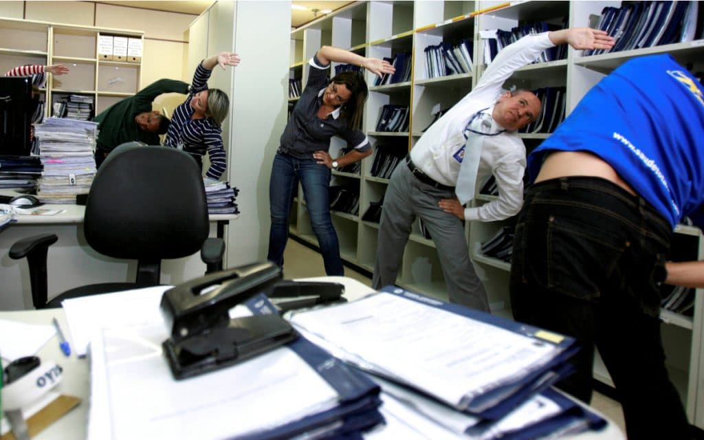 Ficar muito tempo em pé faz mal? Entenda os riscos Todo mundo já ouviu falar que passar horas sentado faz mal, mas ficar muito tempo em pé também pode trazer problemas. Apesar de parecer uma postura inofensiva e até aparentemente mais saudável, permanecer parado por longos períodos atrapalha a circulação, causa inchaço nas pernas, dores musculares e, em casos mais sérios, pode levar a varizes ou trombose. Ficar muito tempo em pé faz mal? Entenda os riscos