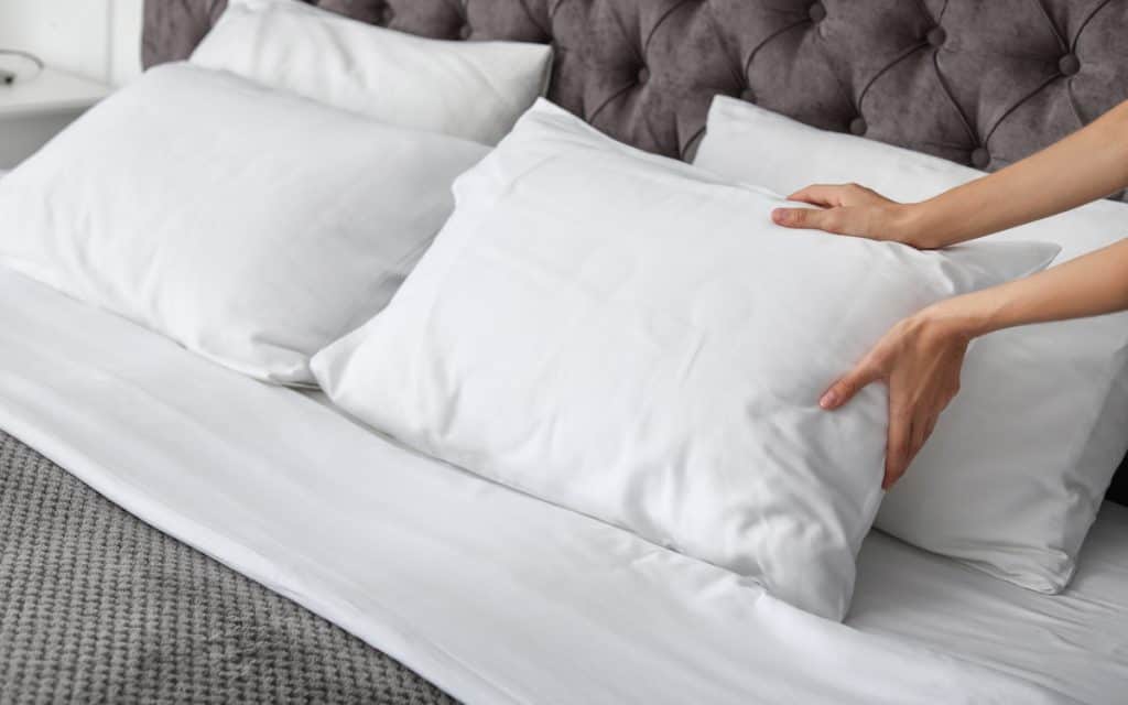 Com ou sem travesseiro? Veja o que é melhor para a saúde do seu sono Ter uma boa noite de sono é um dos pilares fundamentais da saúde e essencial para manter uma vida equilibrada e produtiva. No entanto, quase metade da população brasileira enfrenta dificuldades para dormir bem. Segundo a Organização Mundial da Saúde (OMS), cerca de 72% dos brasileiros sofrem com algum tipo de distúrbio do sono. Com ou sem travesseiro? Veja o que é melhor para a saúde do seu sono