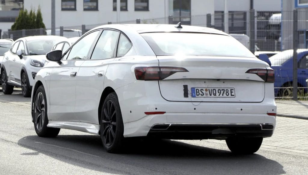 Parte de trás do sedan elétrico da Volkswagen em testes