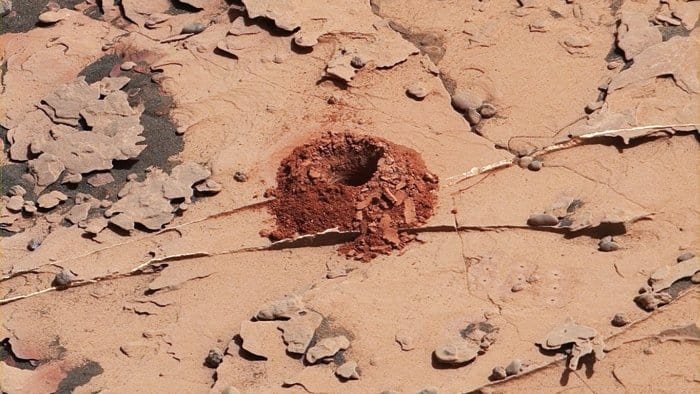Os buracos perfurados pelo rover Perseverance no solo marciano têm apenas cinco centímetros, o que um novo estudo afirma ser insuficiente para encontrarmos evidências de vida em Marte