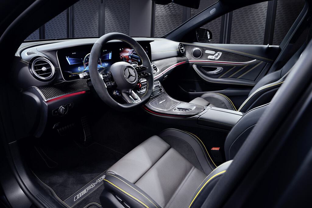Acabamento interno do sedan da divisão de desempenho da Mercedes
