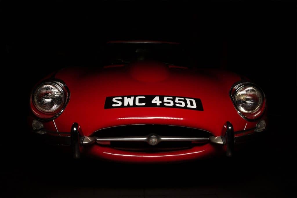 Frente de um carro clássico da Jaguar