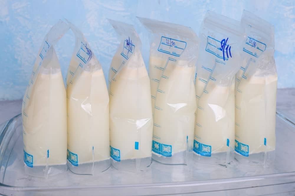 Sacos plásticos com leite materno dentro