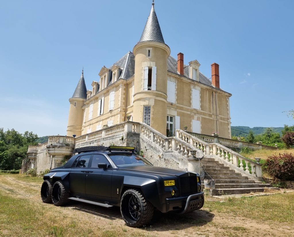 Phantom 6x6 perto de um castelo