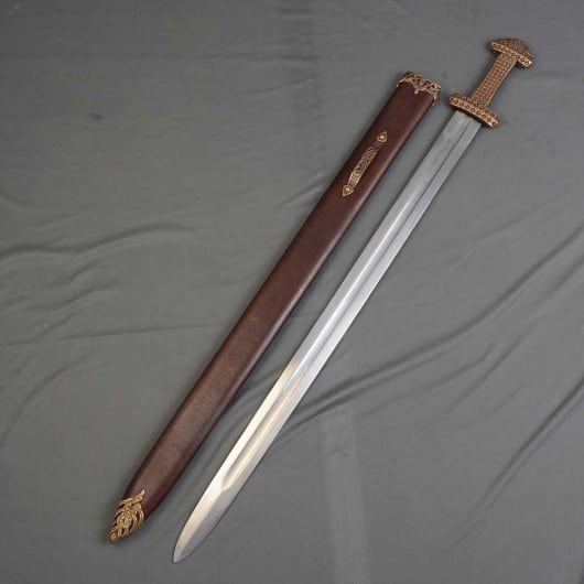 Uma espada viking "Tipo-D" tem ornamentos bastante trabalhados na empunhadura, que geralmente é feita de bronze, tal qual o exemplo da foto