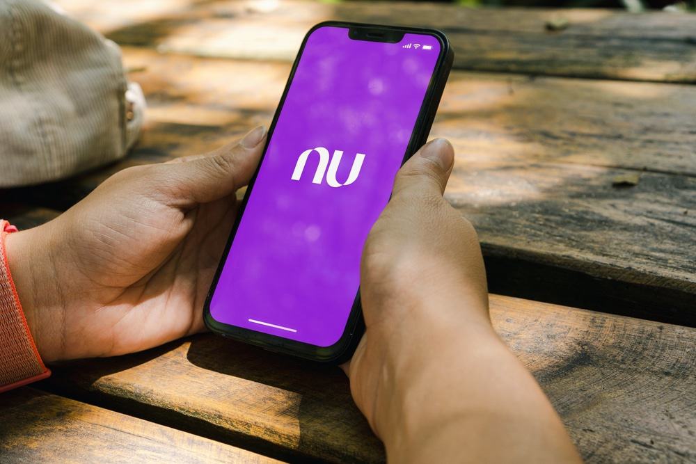 Smartphone com aplicativo do Nubank na tela.