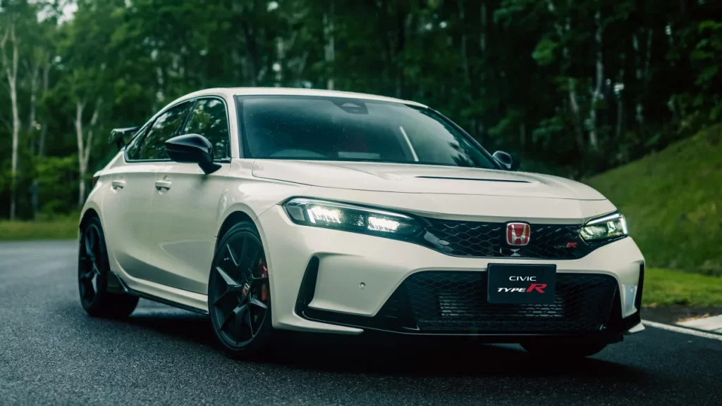 Honda Civic Type R andando numa rodovia