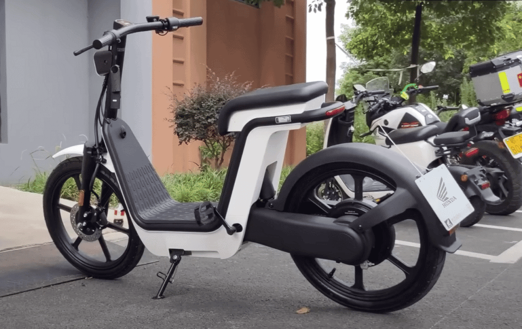 Honda apresenta scooter elétrica com design minimalista que custa menos de R$ 4 mil