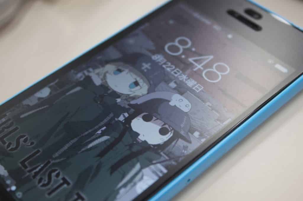 Celular com papel de parede de anime