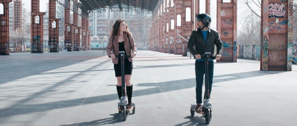 Moto e patinete elétricos podem pegar chuva? As motos e os patinetes elétricos se tornaram uma opção de transporte muito popular em áreas urbanas, pois, além de serem mais práticos e tirarem a pessoa dos congestionamentos, são sustentáveis, já que não precisam de combustível para se locomover. Todavia, existe uma dúvida comum entre as pessoas que utilizam esses veículos: eles podem pegar chuva? Novo patinete elétrico da TO.TEM