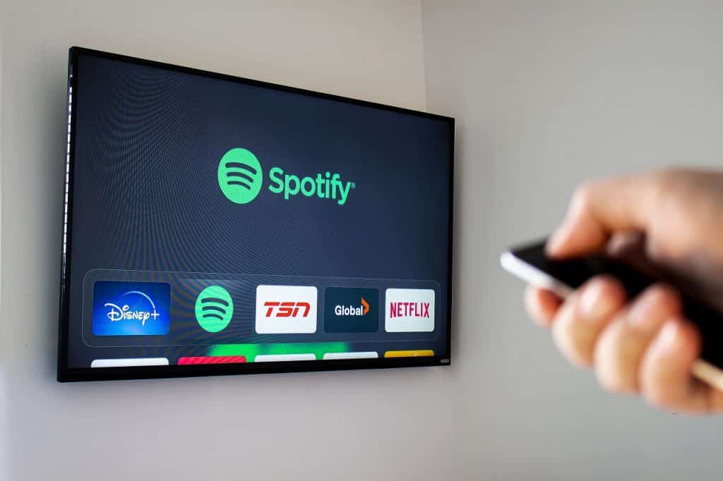 Televisão com logotipo do Spotify no detalhe do vídeo
