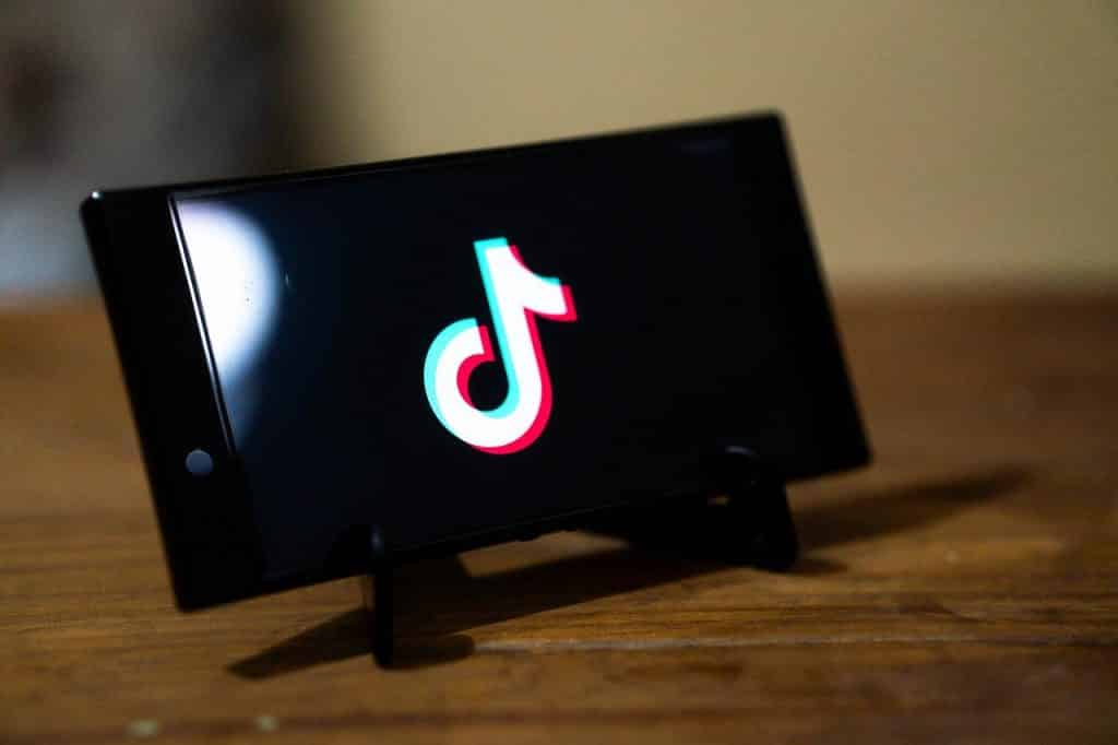 Celular com aplicativo TikTok na tela, para ilustrar os processos movidos contra a empresa por causa do desafio do apagão