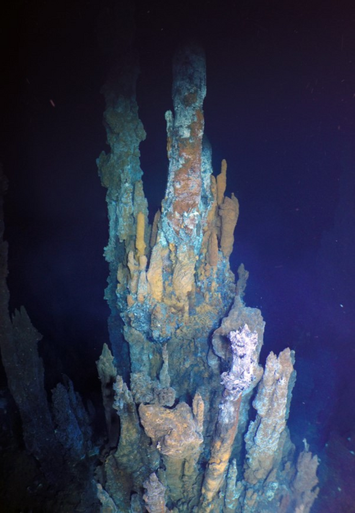 Algumas das torres encontradas tinham vários andares de altura, e estavam amplamente manchadas pela presença de ferro e outros elementos