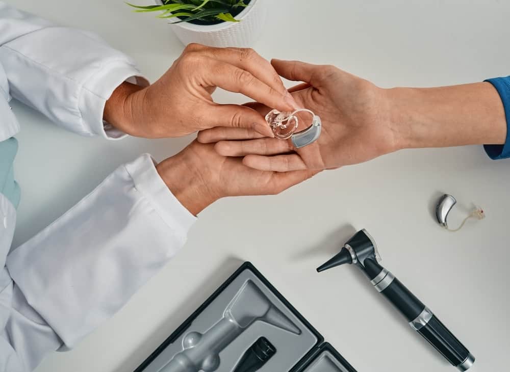 Lei que libera a compra de aparelhos auditivos sem receita médica é aprovada