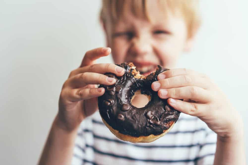 Obesidade infantil ultrapassa desnutrição no mundo, diz Unicef Uma em cada cinco crianças e adolescentes no mundo está acima do peso – são 391 milhões de jovens. Desses, 188 milhões têm obesidade, que pela primeira vez na história superou a desnutrição como a principal forma de má nutrição infantil, segundo relatório do Unicef. Obesidade infantil confira os esportes indicados para a idade do seu filho