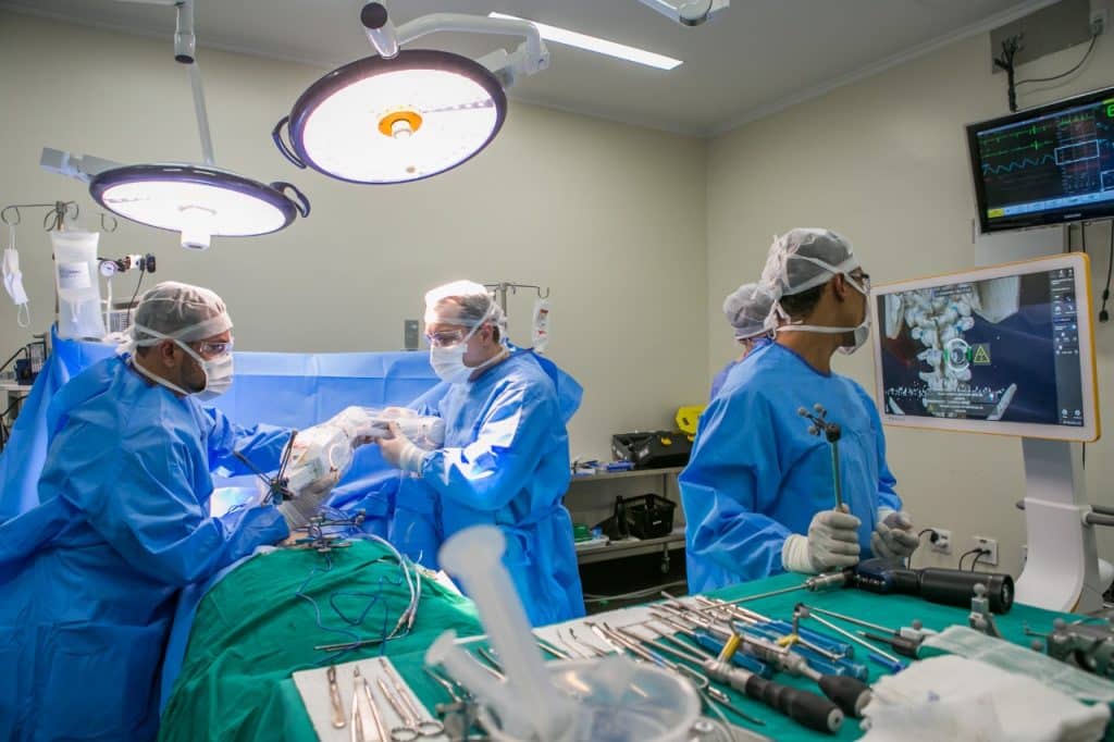 Primeira neurocirurgia robótica da América Latina é realizada em Porto Alegre