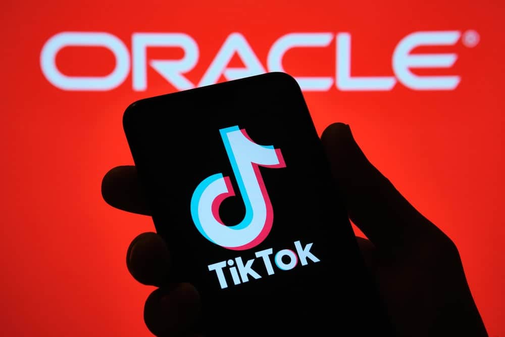 O que é a Oracle? Veja sua relação com IA, TikTok, Meta e os Estados Unidos A Oracle é uma das empresas mais poderosas e influentes do setor de tecnologia, mesmo que não seja tão conhecida pelo público quanto nomes como Google ou Microsoft. Fundada na década de 1970, a companhia construiu sua reputação ao criar sistemas de banco de dados confiáveis, usados por empresas e governos do mundo inteiro. tiktok oracle
