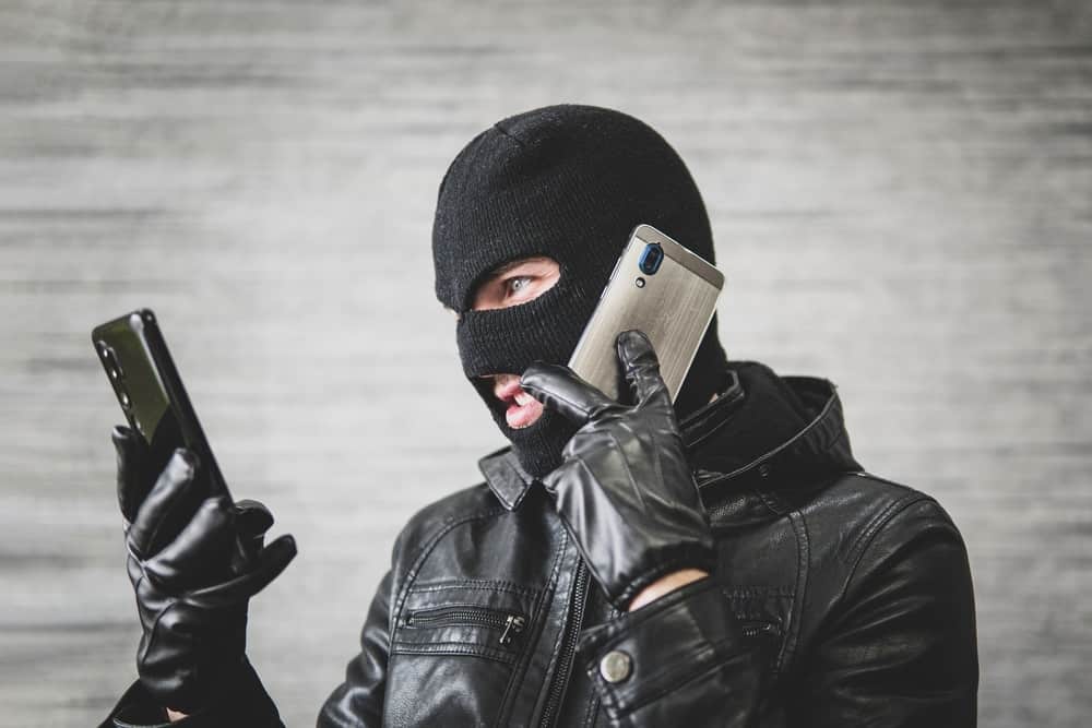 Golpe rouba dados do cartão em pagamentos por aproximação; saiba como se proteger A empresa de segurança cibernética Kaspersky alertou para mais uma estratégia utilizada para a prática de crimes virtuais. O chamado golpe do toque fantasma pode roubar dados de cartões usados em pagamentos por aproximação. Golpe rouba dados do cartão em pagamentos por aproximação; saiba como se proteger