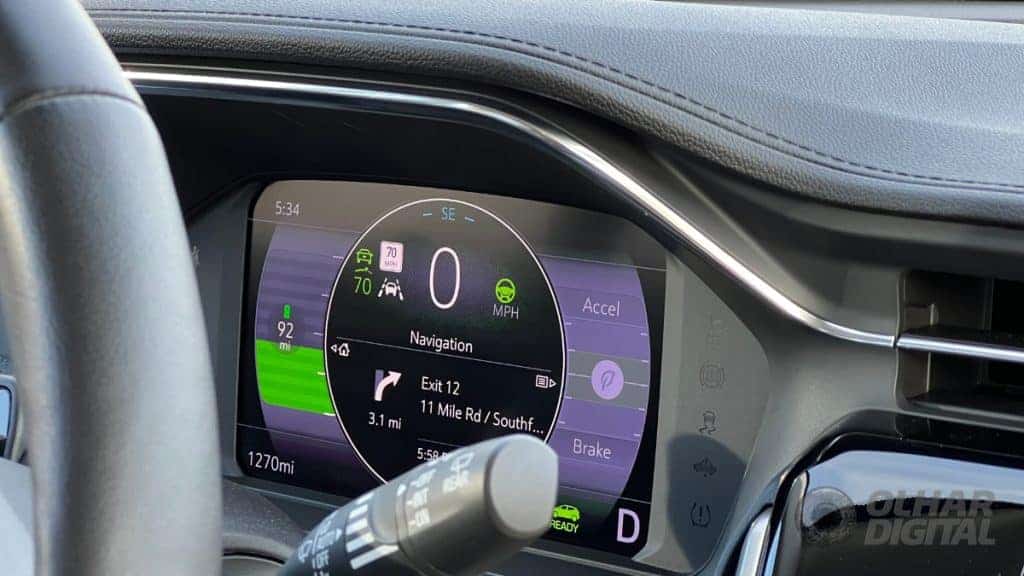 Ícone de direção indica o Super Cruise ativado (Imagem: André Fogaça/Olhar Digital)