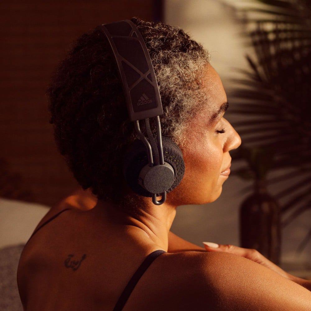Fones de ouvido com painéis de energia solar da Adidas