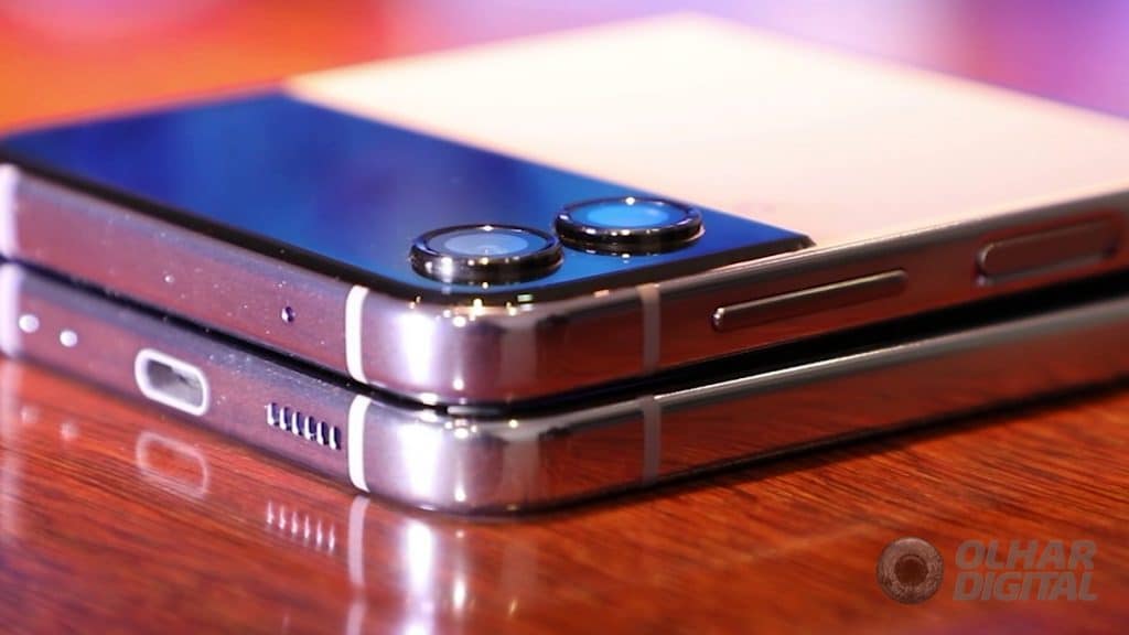 Galaxy Z Flip 4 (Imagem: Mario Kurth/Olhar Digital)